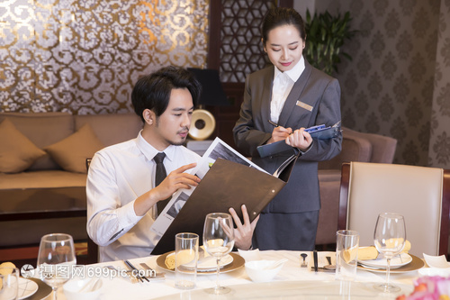酒店餐廳服務(wù)員點菜