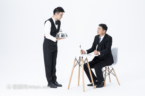 男性服務(wù)員上菜