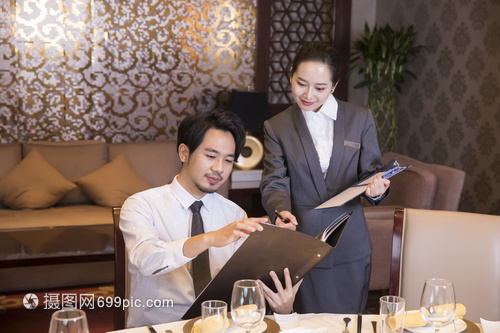 酒店餐廳服務(wù)員點(diǎn)菜